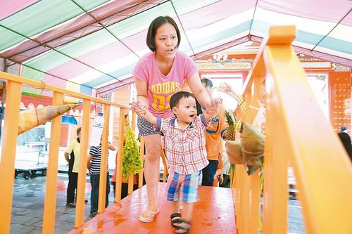 台湾南投家长台风天带孩子祭孔 风雨中拔“智慧毛”