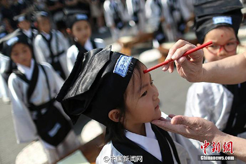 各地开学屡现仿古