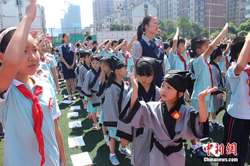 各地开学屡现仿古