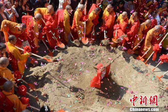 福州开元寺建寺1500年华诞 千年铁佛重新贴金开光