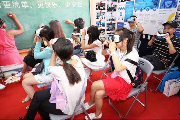 VR教育“月球发布会”成中国教育装备展最大亮点