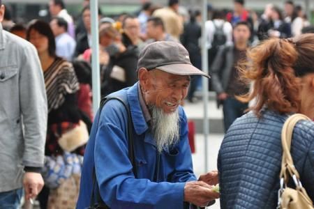 乞丐月薪都过万？别让同情成为职业乞丐存在的理由 - 金评媒