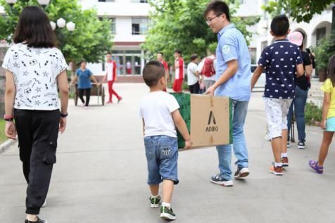 专注教育公益 华谊嘉信获颁中国扶贫基金会纪念牌