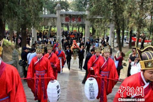 孔子第七十九代嫡长孙率400孔子后裔曲阜祭祖