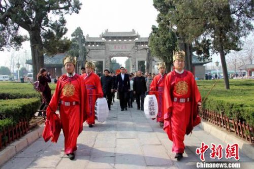 孔子第七十九代嫡长孙率400孔子后裔曲阜祭祖