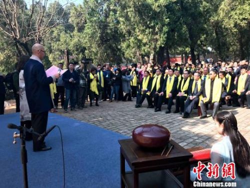 4月2日，丁酉年春季祭孔大典在孔子出生地山东曲阜尼山举行。图为孔子第七十九代嫡长孙孔垂长等参加春季祭孔大典的社会各界人士在尼山书院前，欣赏“文化中国·书香尼山”诗词朗诵活动。　李欣 摄